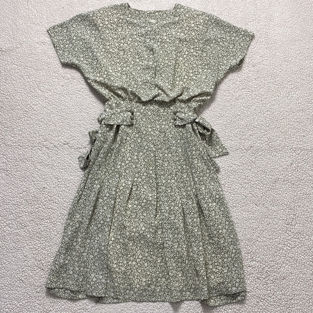 Vintage Sage Green Floral Short Sleeve MIDI Dress Size Medium (9)